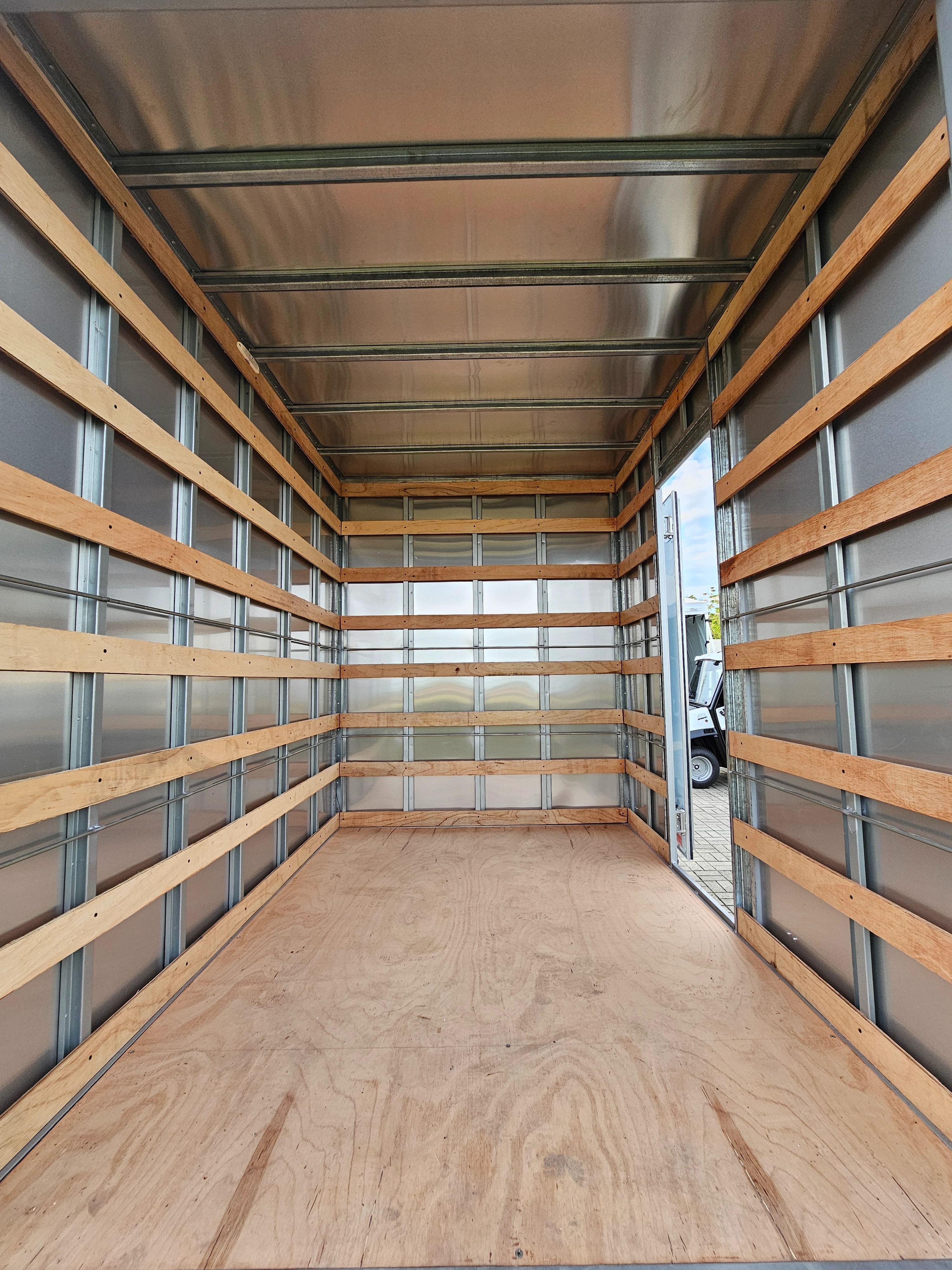 Baú de 7,3m³ FEVER